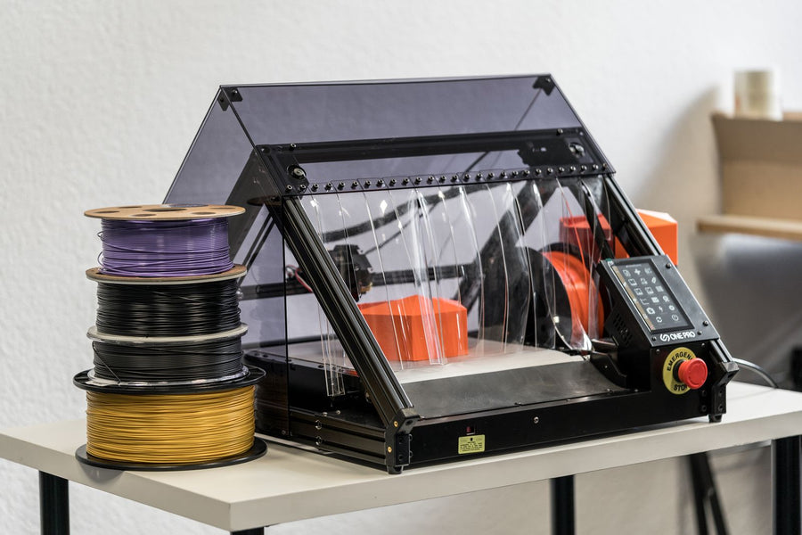 3D-Drucker beim Druck kleiner schwarzer Bauteile auf der Druckplatte